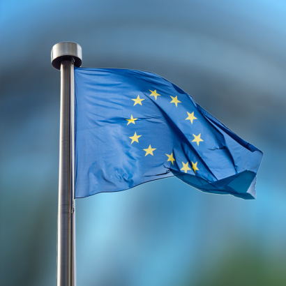 Знаме на Европейския съюз се вее пред сградата на Европейския парламент