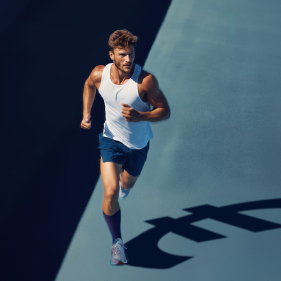 Мъж в спортно облекло тича напред, а сянката му върху земята образува символ на евро.