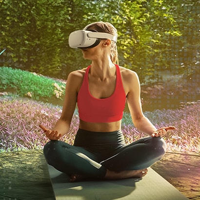 Човек с очила за виртуална реалност, седнал в медитативна поза сред цветна цифрова природа